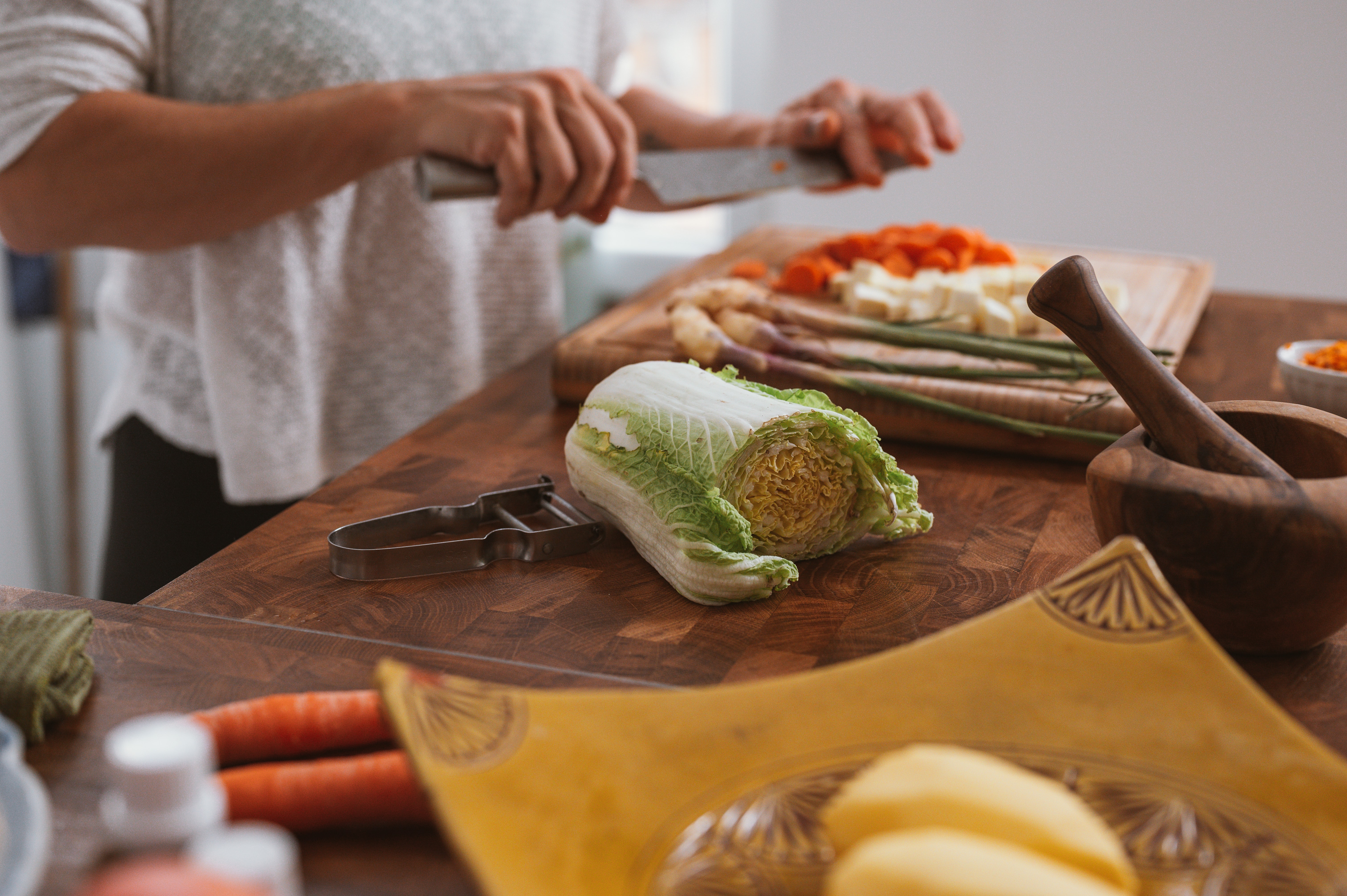 Une personne cuisine des légumes